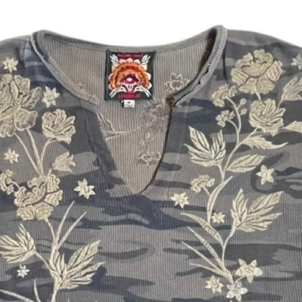 Johnny Was Fleurie Gray
Camo Floral Embroidered
Thermal Long Sleeve Top Size - Picture 8 of 11